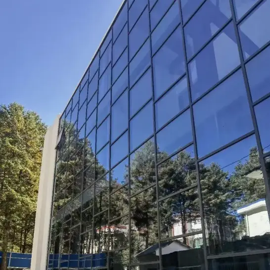 فریم شدہ پردے کی دیواریں۔